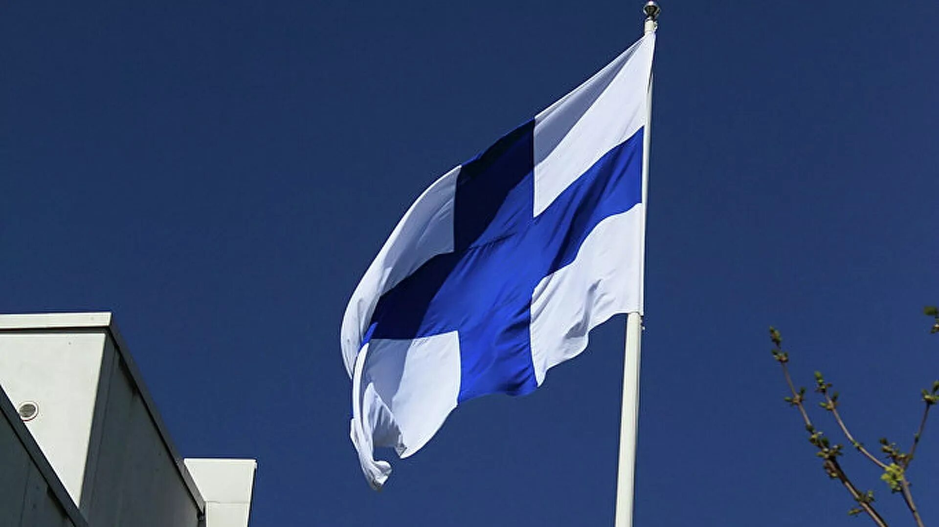 Финляндия присоединилась. Флаг Финляндии 2022. Флаг Финляндии 2023. Парламент Финляндии с флагом. Флаг президента Финляндии.