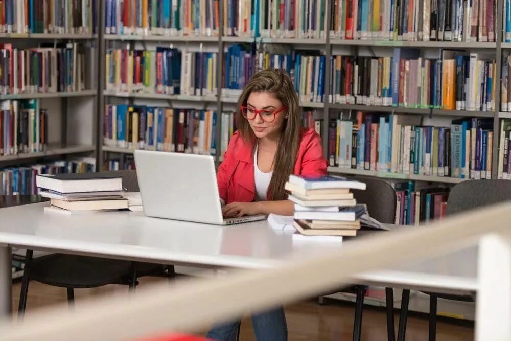 Человек компьютер книга. Женщина в библиотеке.
