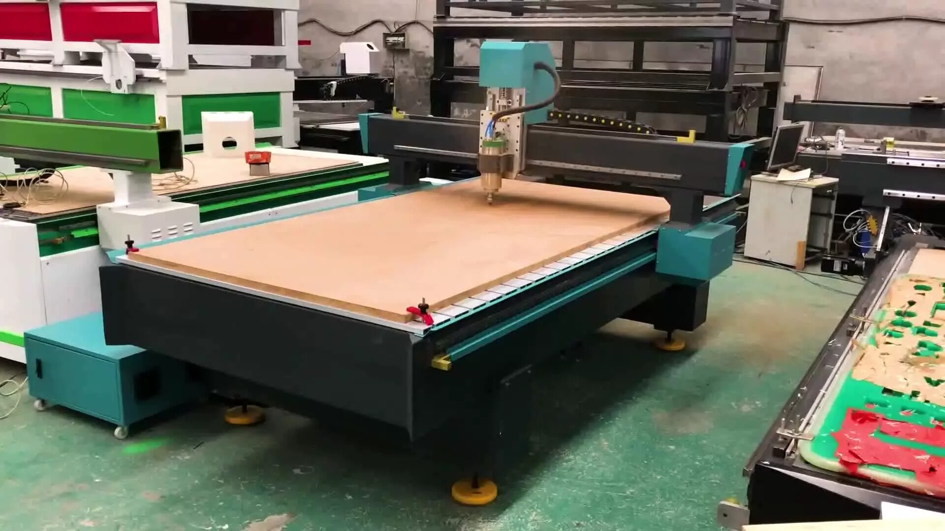 Utech hitre 500. Станок ЧПУ 2500 1300 Router. CNC 1325 фрезерный станок. CNC Router МДФ. Фрезерный станок по дереву 1325.