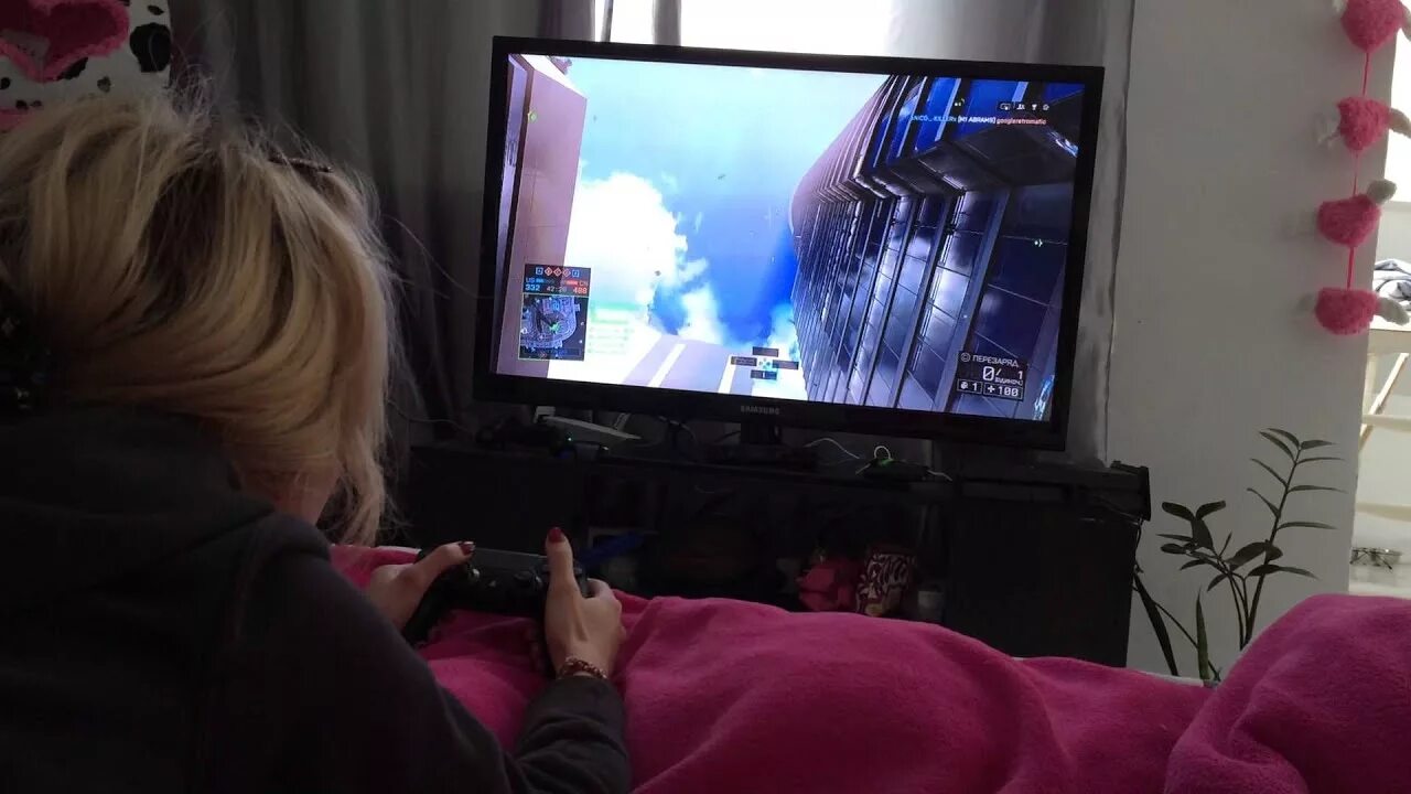 Друзья играют в ps4. Девушка и ps4. девушка играет в playstation. девушка играет в ps4. девушка играет в консоль.