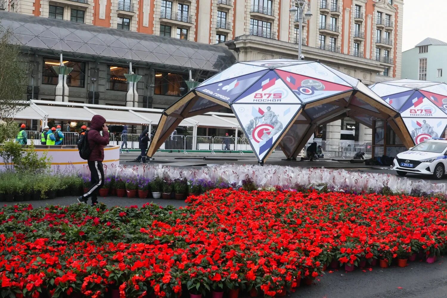 Ковид сегодня в москве за сутки. Цветы Москва. Праздничная Москва. Москва сейчас. Москва днем.