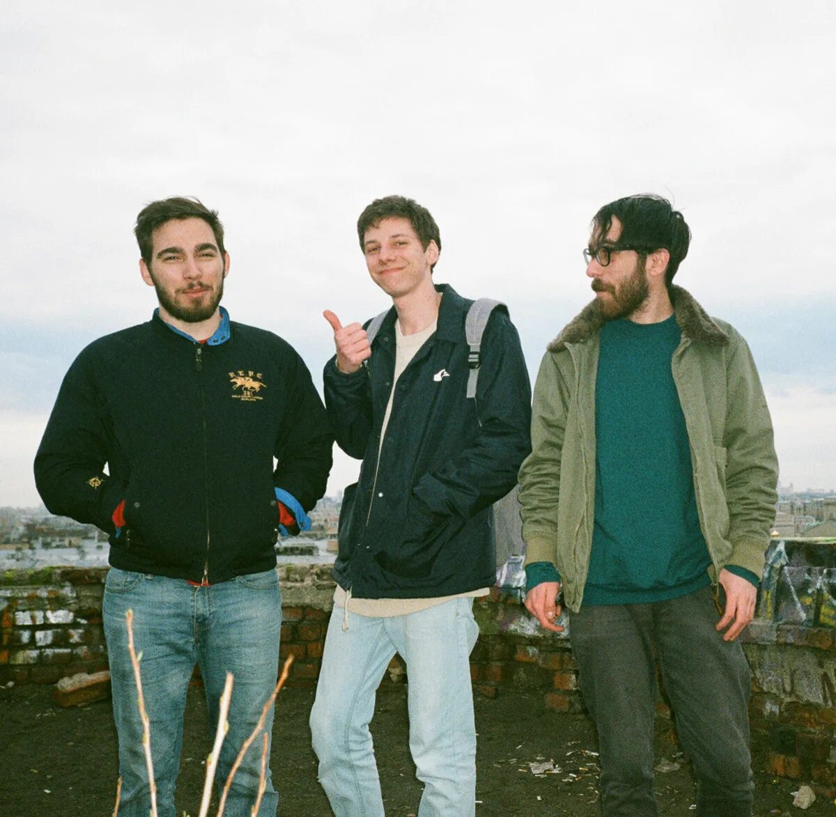 Миром я живу группа. Группа камаз фото певца. Молодежь в современном мире. Миром я живу группа. Дети разных народов мы мечтою о мире живем.