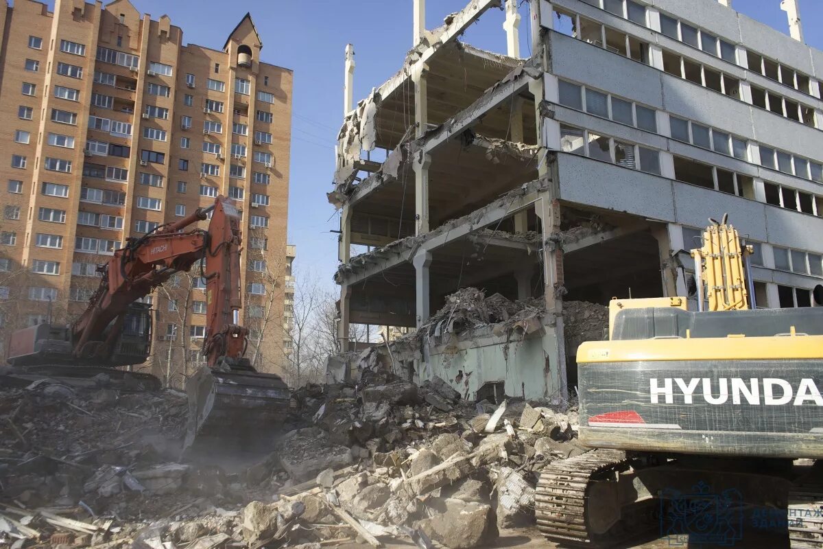 Демонтаж зданий. Демонтаж многоэтажки. Демонтаж зданий в Москве. Снос многоэтажки.