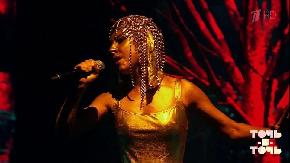 Фотосессия с колонкой. Как загрузить свою музыку в тик ток. Девушка на бас гитаре видео. Красивые девушки с колонками. Значок для папки с музыкой.