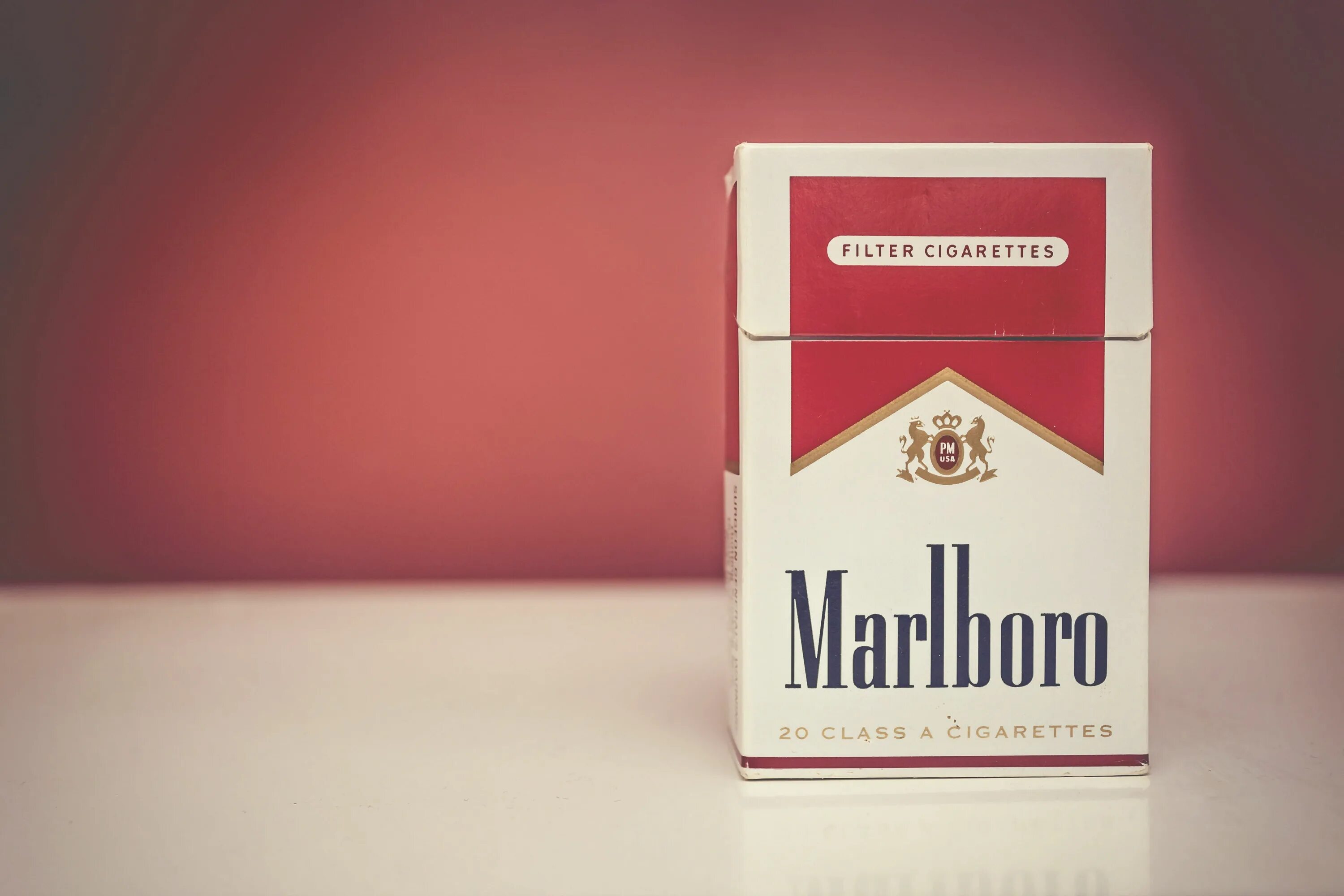 Сигареты новая пачка. Сигареты Филип Моррис Мальборо. Marlboro красная пачка. Сигареты Мальборо 2022. Сигареты Мальборо красные.