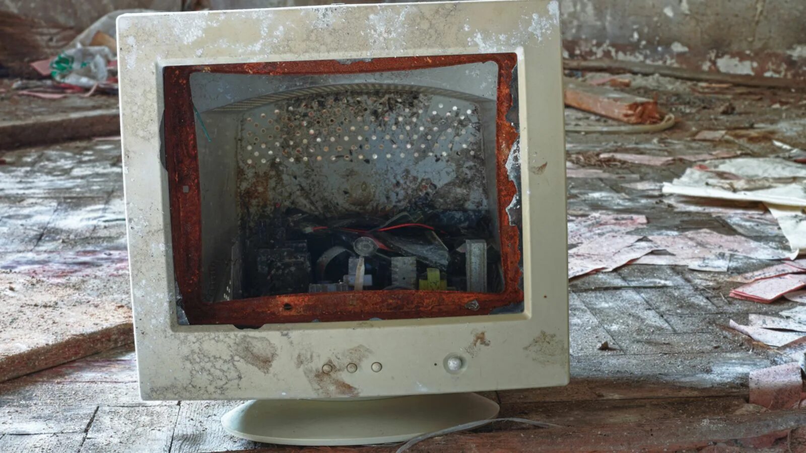 Старая разбитая машина. Разбил телевизор. Разбить стар. Джанкярд невада. Старые заброшенные машины.