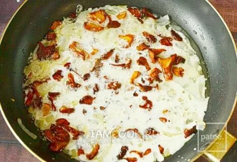 Лисички со сливками на сковороде