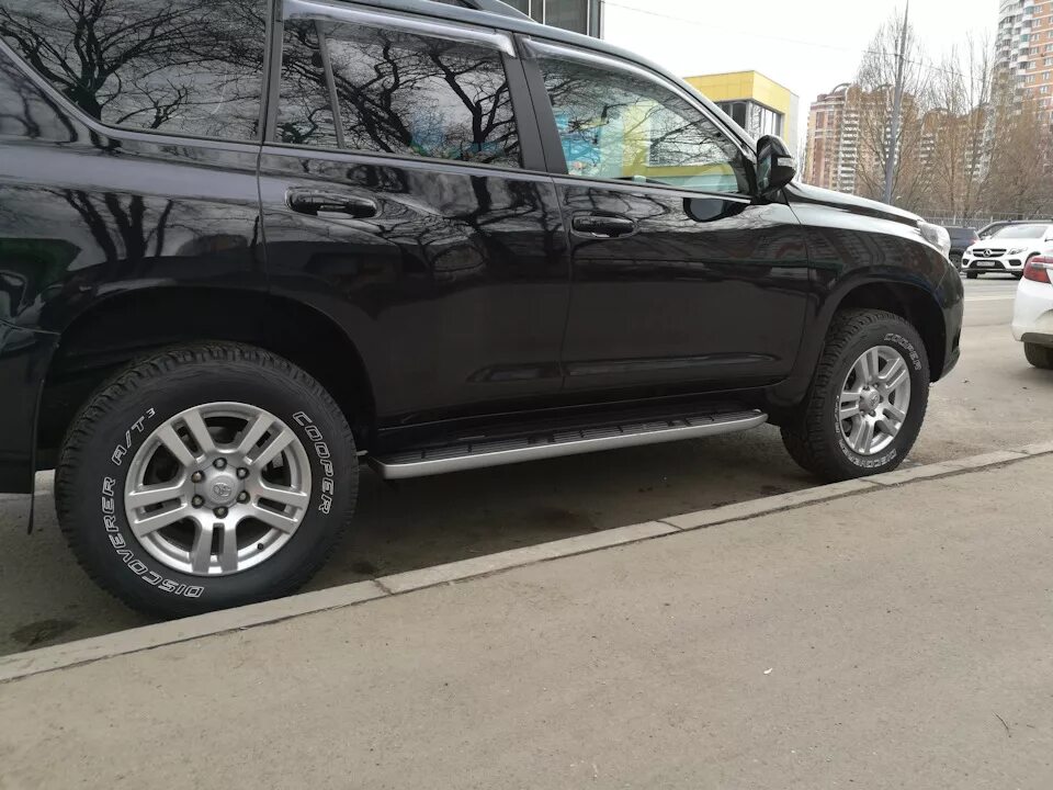 Резина прадо 150 купить. Land Cruiser Prado 265/65 18. 265 65 18 На Прадо 150. Toyota Land Cruiser Prado 150 275/65r18. 285/60 R18 на Прадо 150.