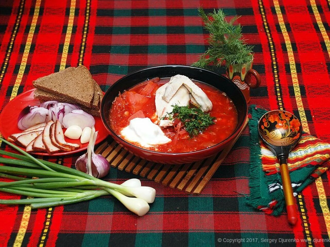 Украинская национальная кухня. Гуцульский борщ. Украинский борщ с салом. Украинская кухня национальные блюда. Традиционная русская кухня.
