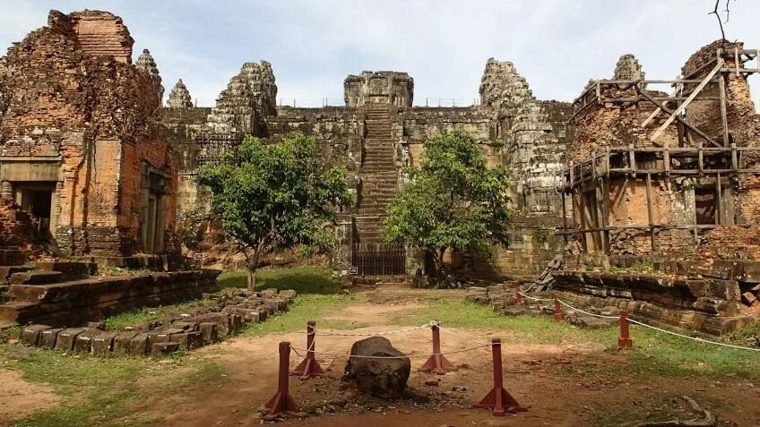Архитектура храм богини немезиды. Пном бакенг (phnom bakheng). Храм немезиды. Сокровищница афинян в дельфах план храма. Ее храм есть в рамнунте.