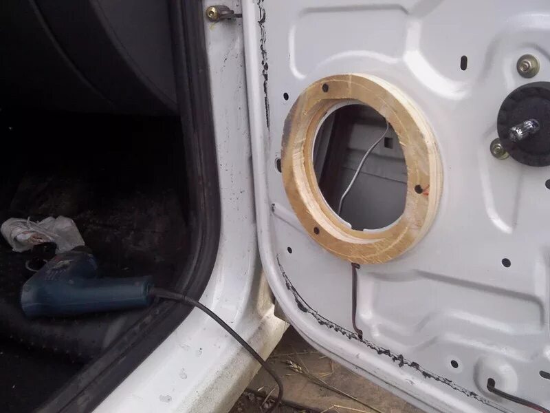 Задние динамики логан 2. Логан 1 задние динамики. Динамики логан 2. 16 динамики в рено логан. Логан установка динамиков.