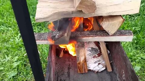 Как разжечь сырые дрова
