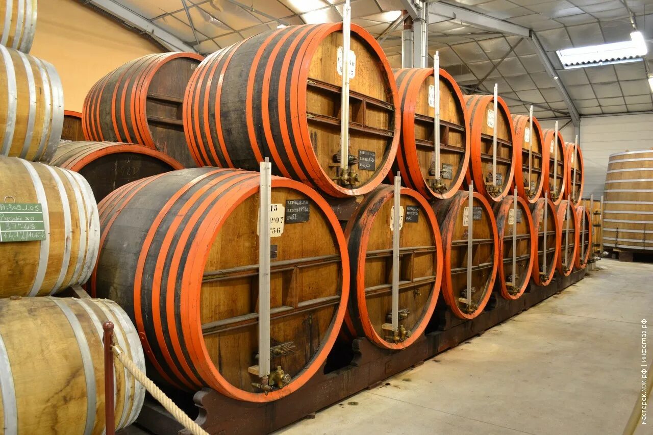 сырье для кальвадоса 4. производство кальвадоса в россии. кальвадос в бочке. бочки с кальвадосом. огромная бочка.