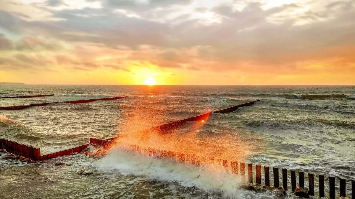 Красный закат. Закат солнца фильм. Огненное солнце. Пылающим закатом песня. Пылающий закат.