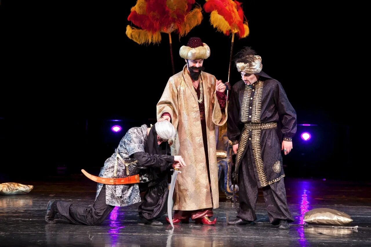 Лампа аладдина театр. Театр алладин в ташкенте. Волшебная лампа аладдина театр шкетана. Мюзикл алладин бродвей. Варелас опера волшебная лампа аладдина.