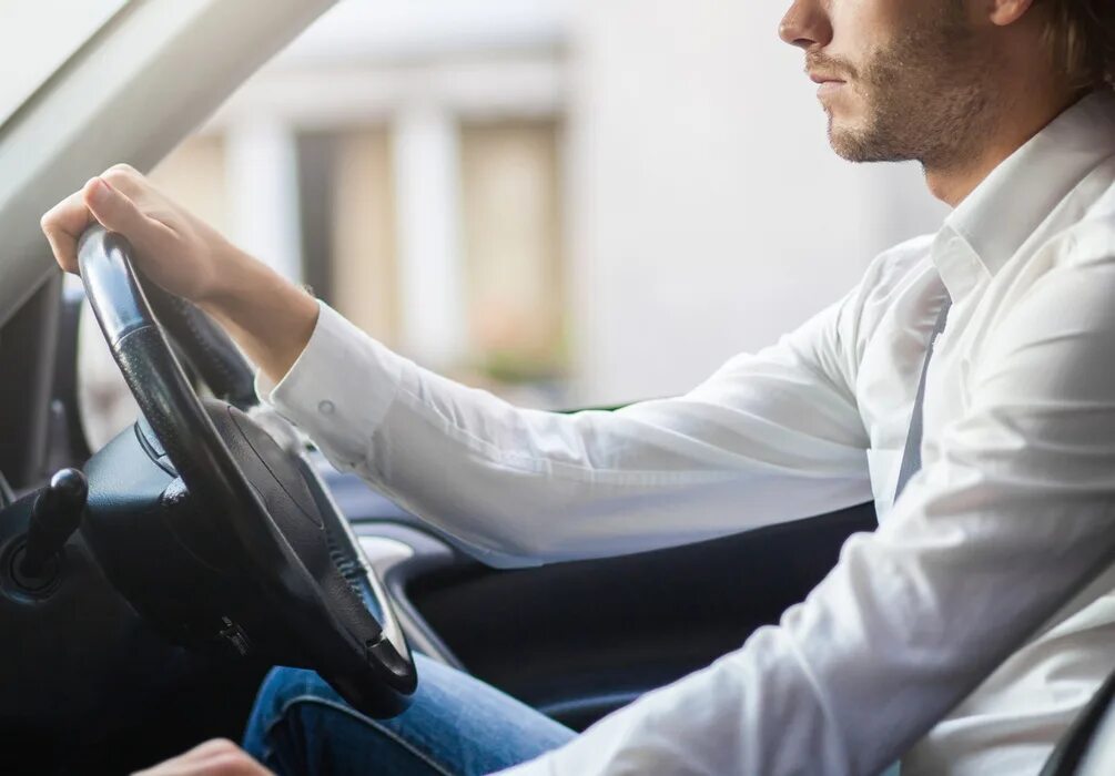 мужчина в дорогой машине. водитель в солнечных очках. мужчина в автомобиле. человек за рулем. мужчина за рулем.