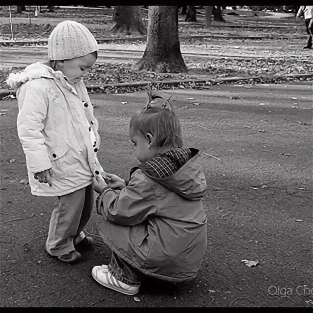 Настоящий друг поможет в беде. Дети в беде. Друг в беде. Друзья познаются в беде. Друг познаётся в беде фото.