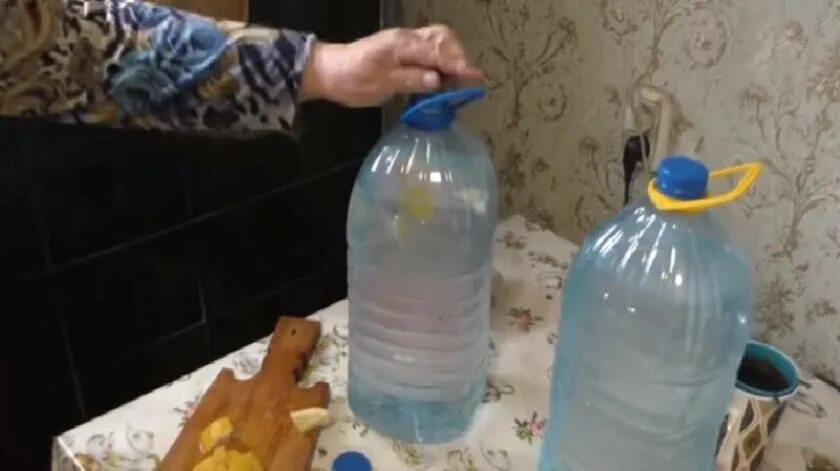 Березовый сок квас с изюмом в пластиковых бутылках. Сок березовый в пластиковых бутылках. Берёзовый сок с изюмом в пластиковых бутылках. Квас из березового сока с изюмом в пластиковых бутылках. Квас в пластиковой бутылке