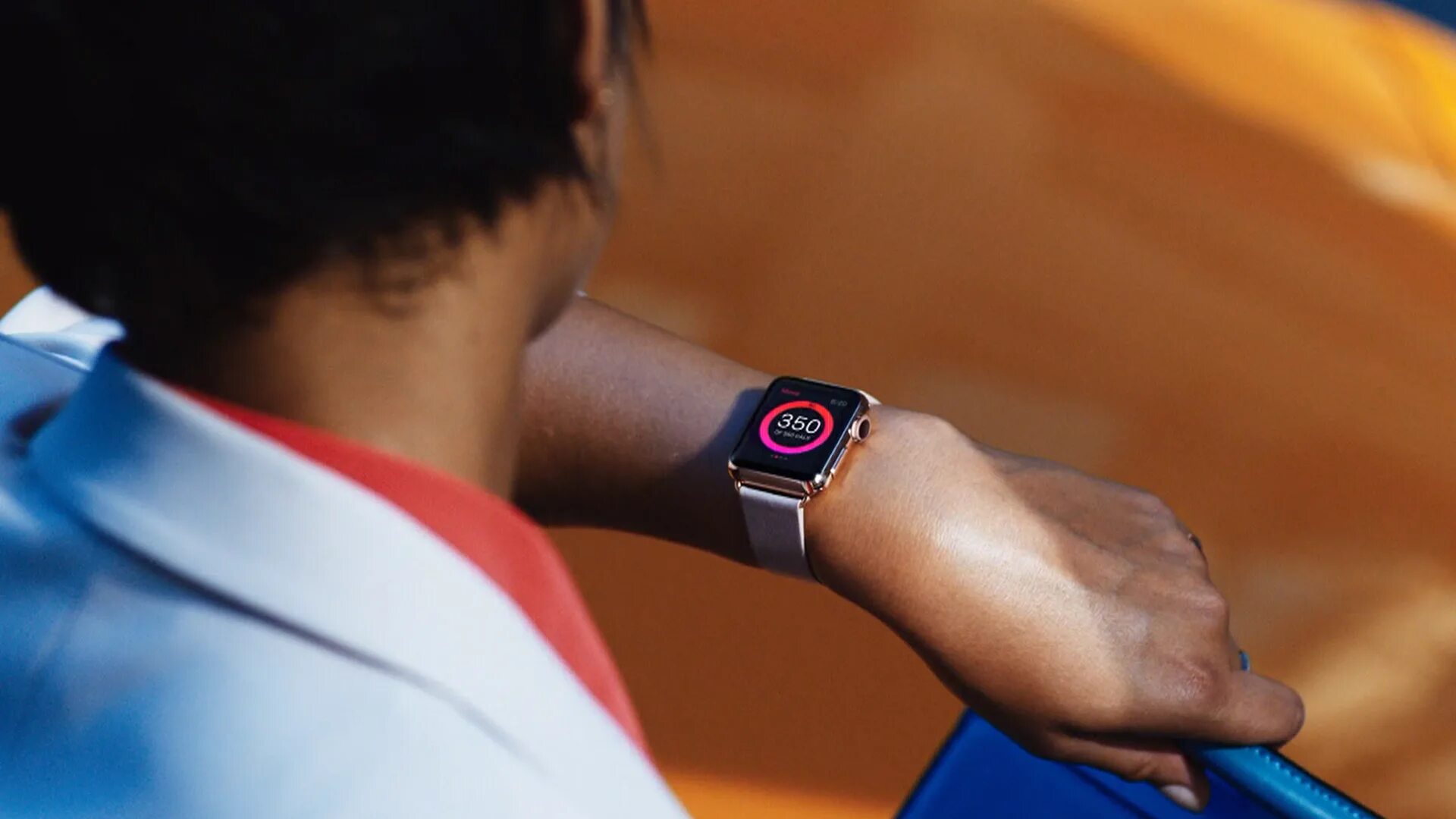 Как надевать смарт часы. Apple watch ultra. умные часы на руке. смарт часы мужские на руке. смарт часы реклама.