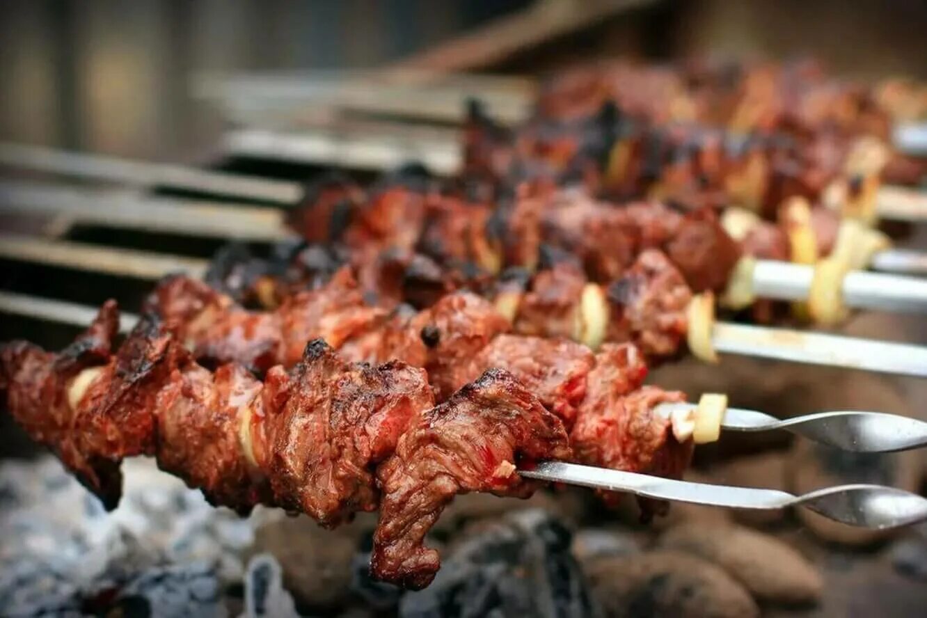 Сочный шашлык. Мясо на человека шашлык. Шашлык на мангале. Барбекю на природе. Мясо на человека шашлык.