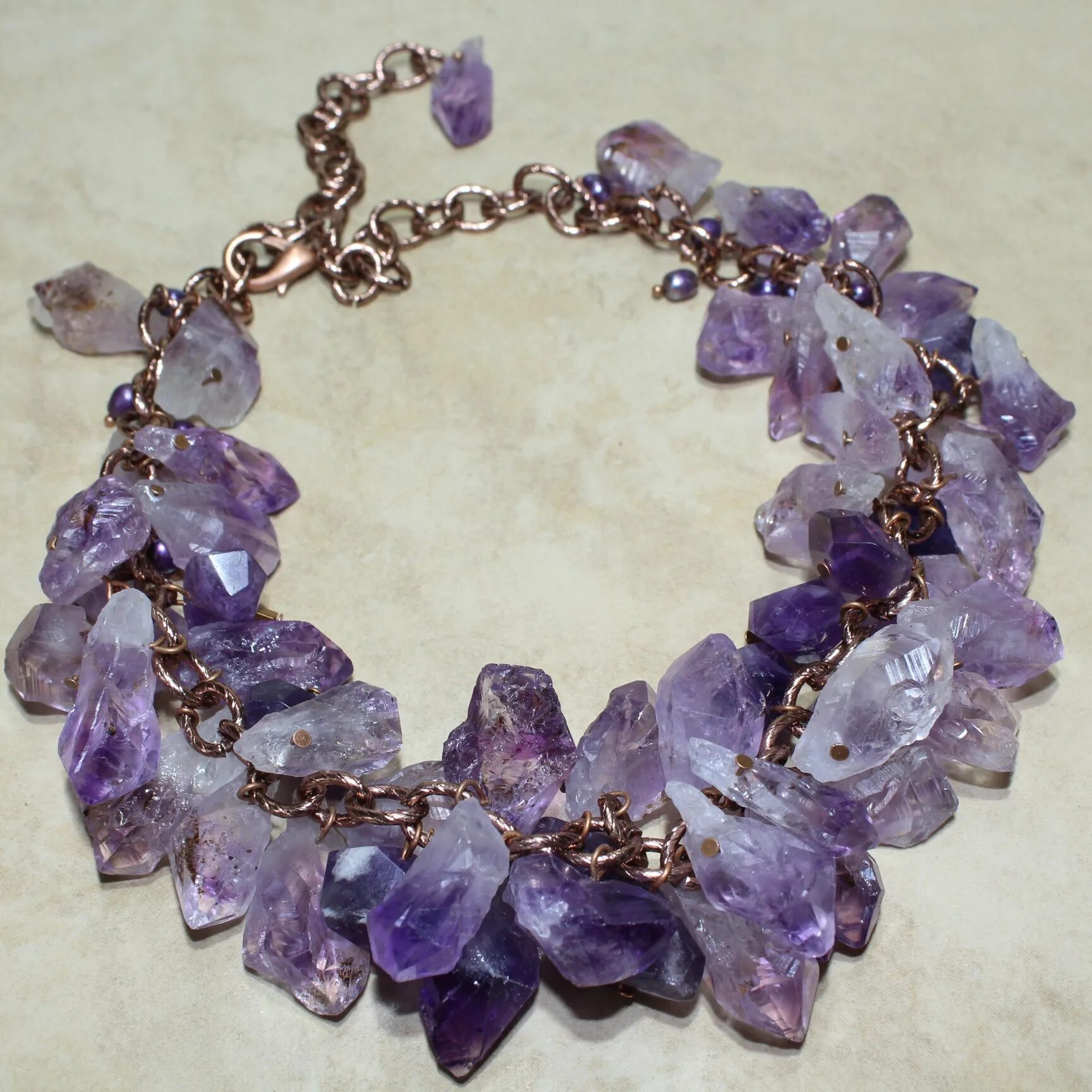 Украшения из аметиста для женщины. Камень сочетающийся с аметистом. Аметист фионит. Браслет из натуральных камней (аметист, жемчуг, янтарь, гранат и т. Браслет аметист флюорит.