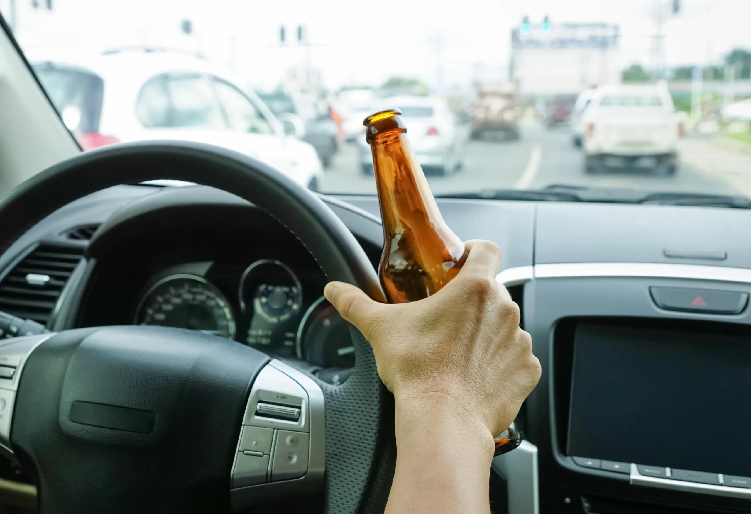 Пью пиво в машине. Бутылка руль.