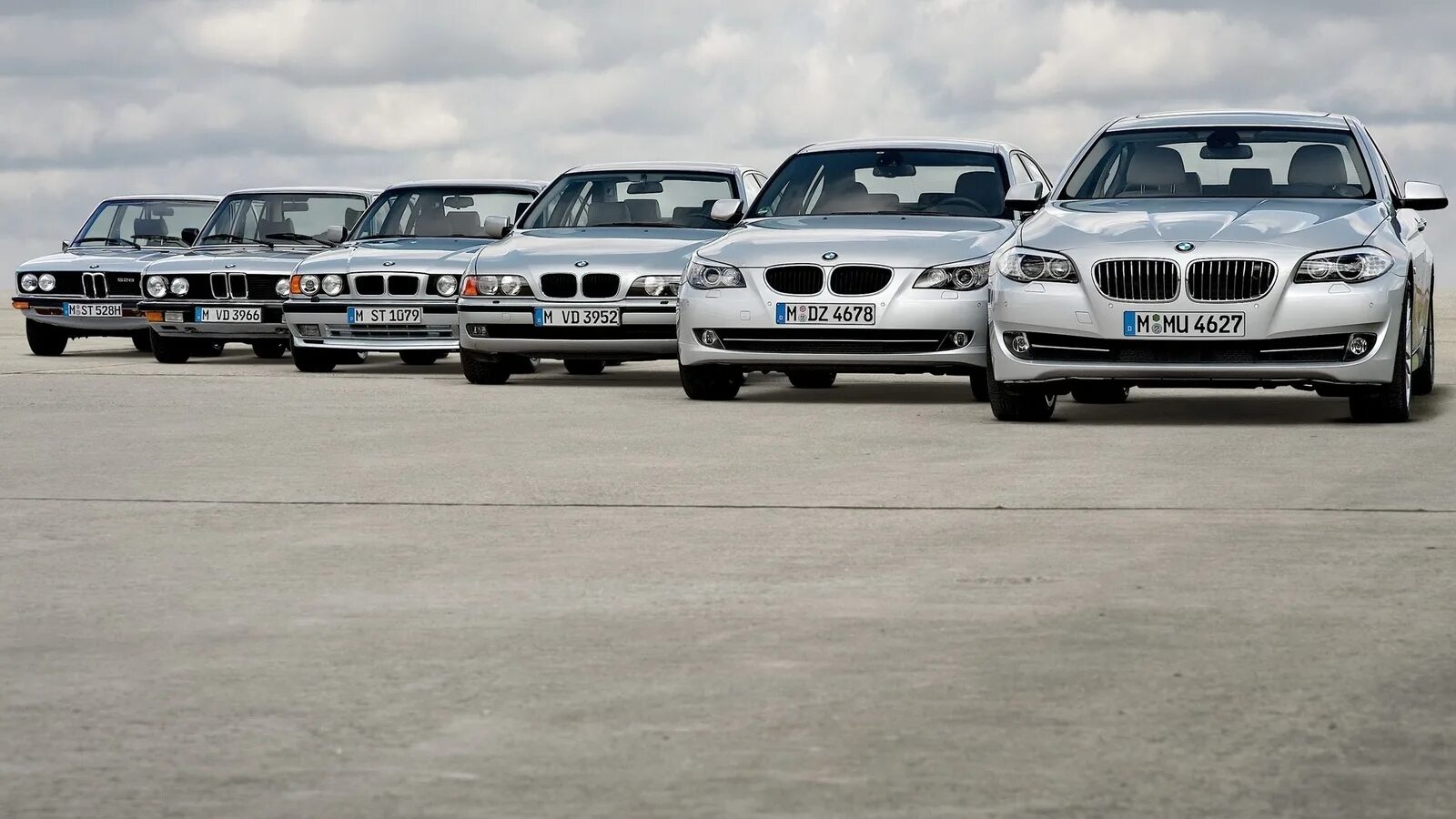 Бмв 5 поколения. BMW 5 Series Evolution. Кузова БМВ 5. BMW 5 кузова по годам. BMW m5 линейка.