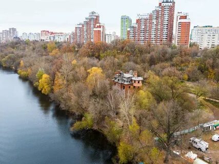 На берегу москвы реки стоит