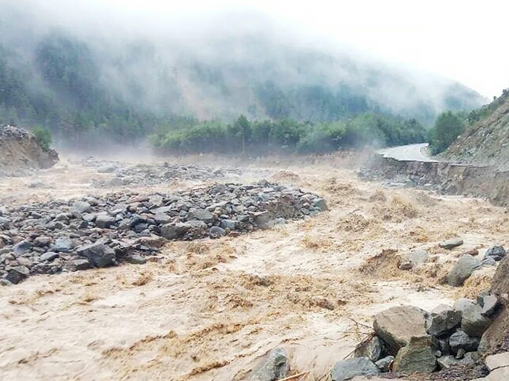 Потоки воды неслись по усыпанному. Сель селевой поток. Сель в Текели. Текели сход сели. Сель в Италии 1998.