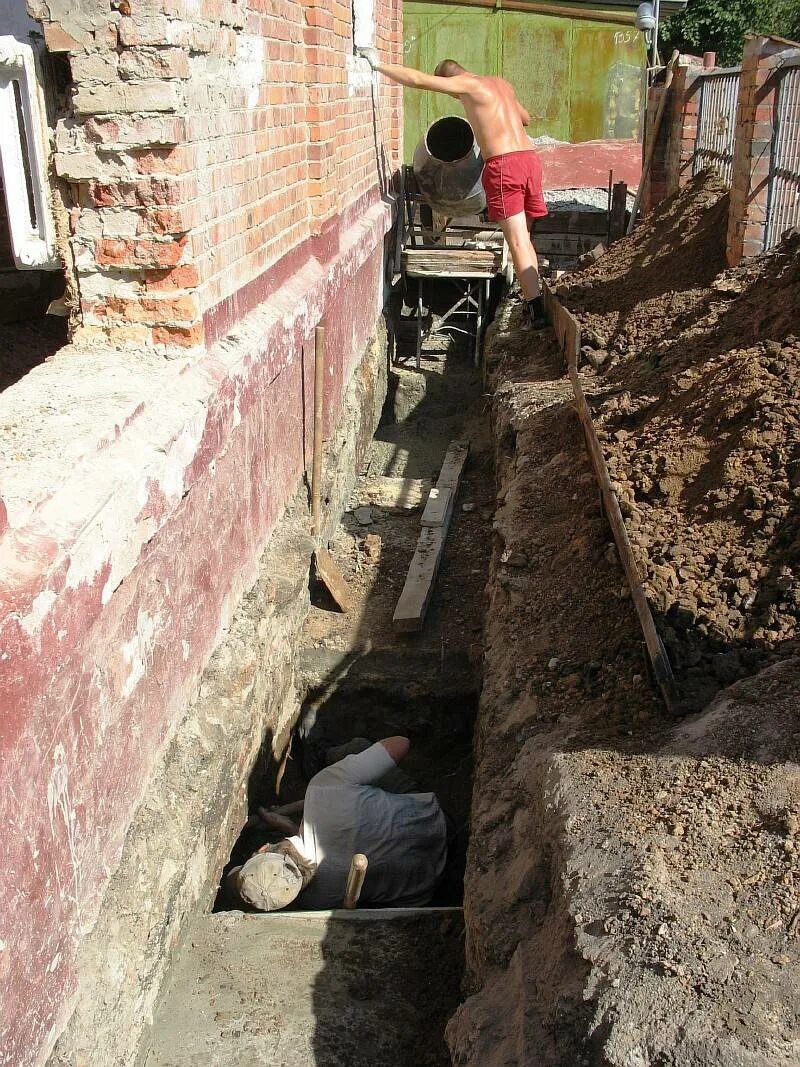Усиление фундамента дома. Усиление фундамента. укрепить старый фундамент. усиливаем старый фундамент. старый кирпичный фундамент.