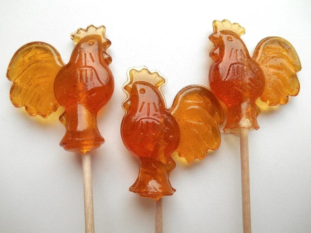 Леденцы петушки ссср. Золотой петушок леденец ссср. Советские петушки. Петушки из сахара. Леденцина палочке в ссср.