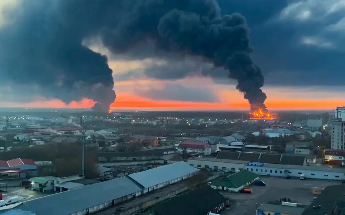 Брянск причины. Пожар на нефтебазе в брянске. взрывы в клинцах брянской области. взрыв нефтебазы в брянске. клинцы брянская область бомбежка.