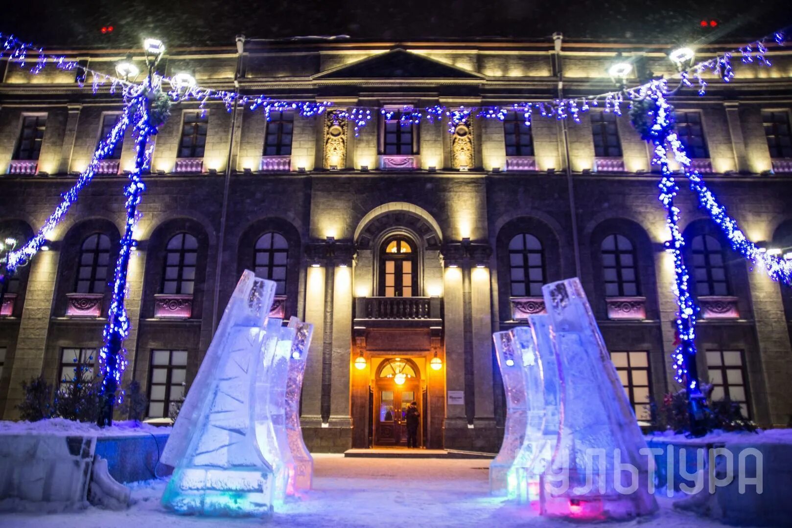 Любинский проспект омск новогодний. Любинский проспект омск зимой. Улица музейная омск ледяной городок. Любинский проспект омск зимой. Омск любинский проспект 2022.