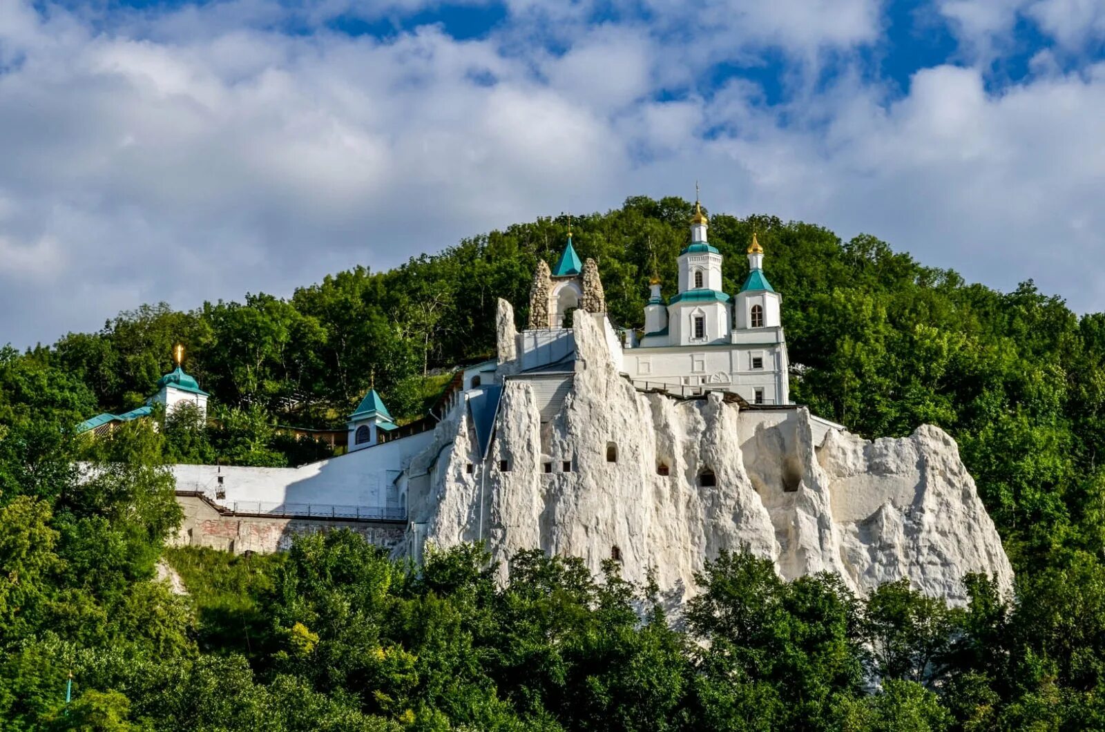 Святогорская лавра святогорск. Святогорск. Святогорская лавра находится. Святогорский монастырь славяногорск. Свято успенский монастырь святогорск.