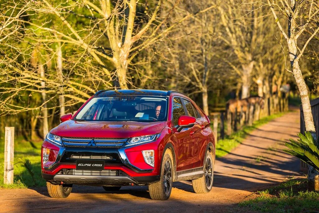 Митсубиси кросс. Эклипс кросс 2019. Eclipse Cross 2019. Mitsubishi Eclipse Cross 2021г.. Eclipse Cross 2021 комплектации.