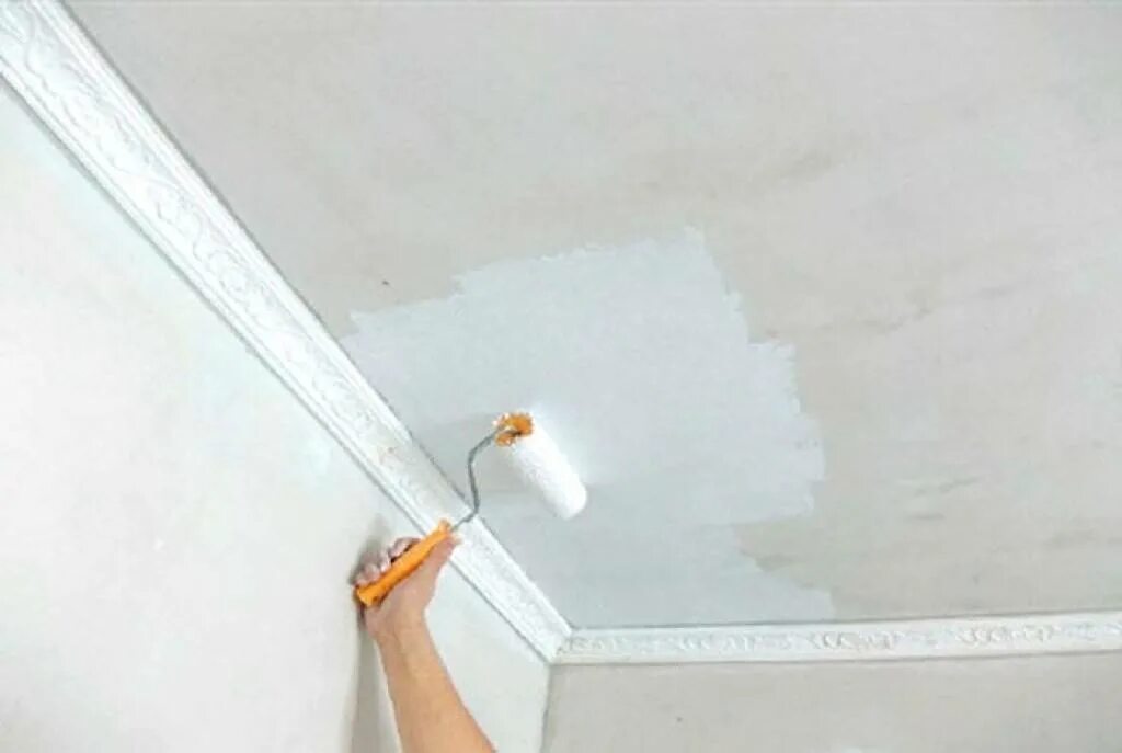 После покраски потолка. Побелка потолка. Побелка стен водоэмульсионной краской. Крашеный потолок. Побелка потолка водоэмульсионной.