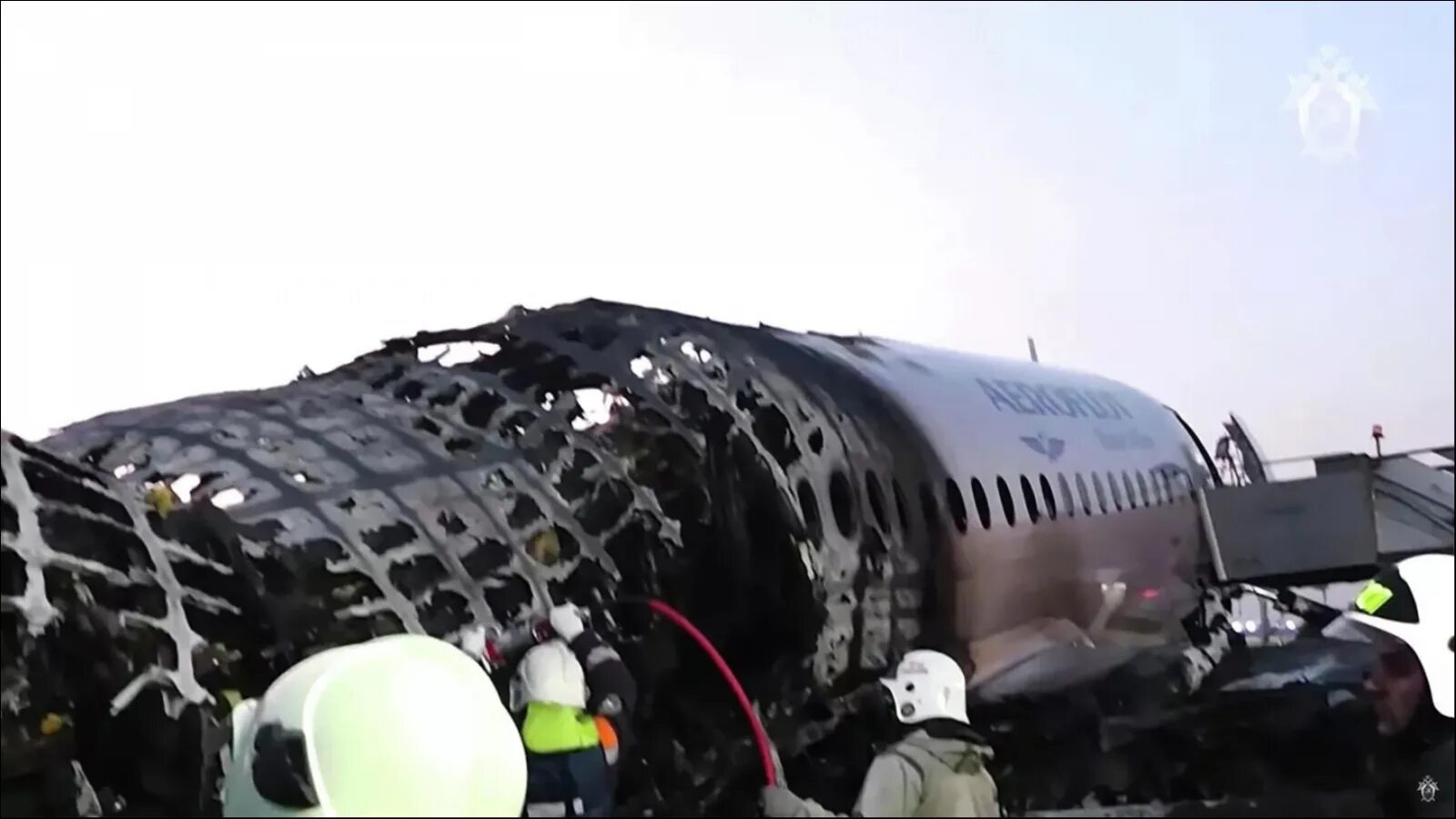 Катастрофа суперджет 100 в шереметьево. Крушение ssj 100 в шереметьево. Рухнул суперджет. Рухнул суперджет. Ssj 100 шереметьево.