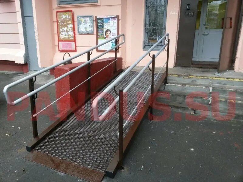 Установка пандуса для инвалидов. Пандус металлический s9000. аппарель для мгн. пандус для инвалидов подъемная на 2 ступени. пандус приставной 9800/1,2*1,03.