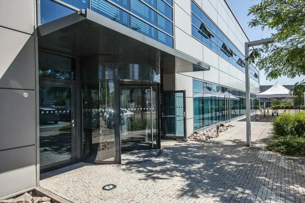 Красивые офисные здания. Входная группа в офисное здание в современном стиле. Входы в здания и помещения. Входная группа в многоэтажный дом. Входная группа.