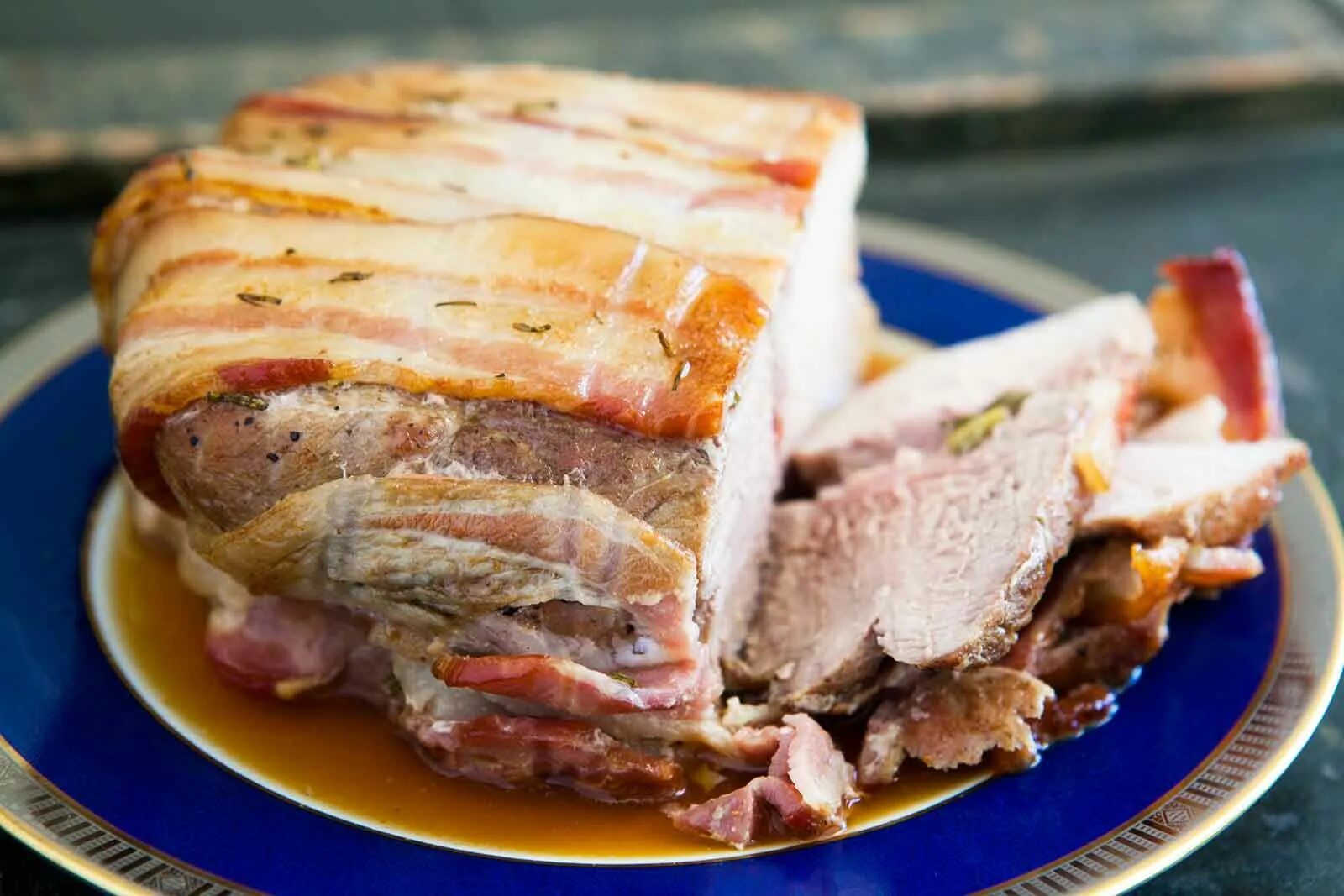 Рецепт бекона из свинины в домашних. Свинина в беконе. Свиная корейка с беконом. Буженина. Мясо буженина.