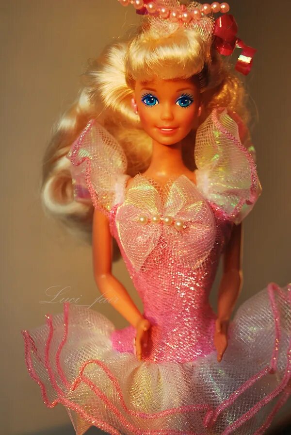 Барби сюрприз. Pretty surprise barbie 1991. барби pretty surprise. барби прити сюрпрайз. новогодняя кукла барби 1991.