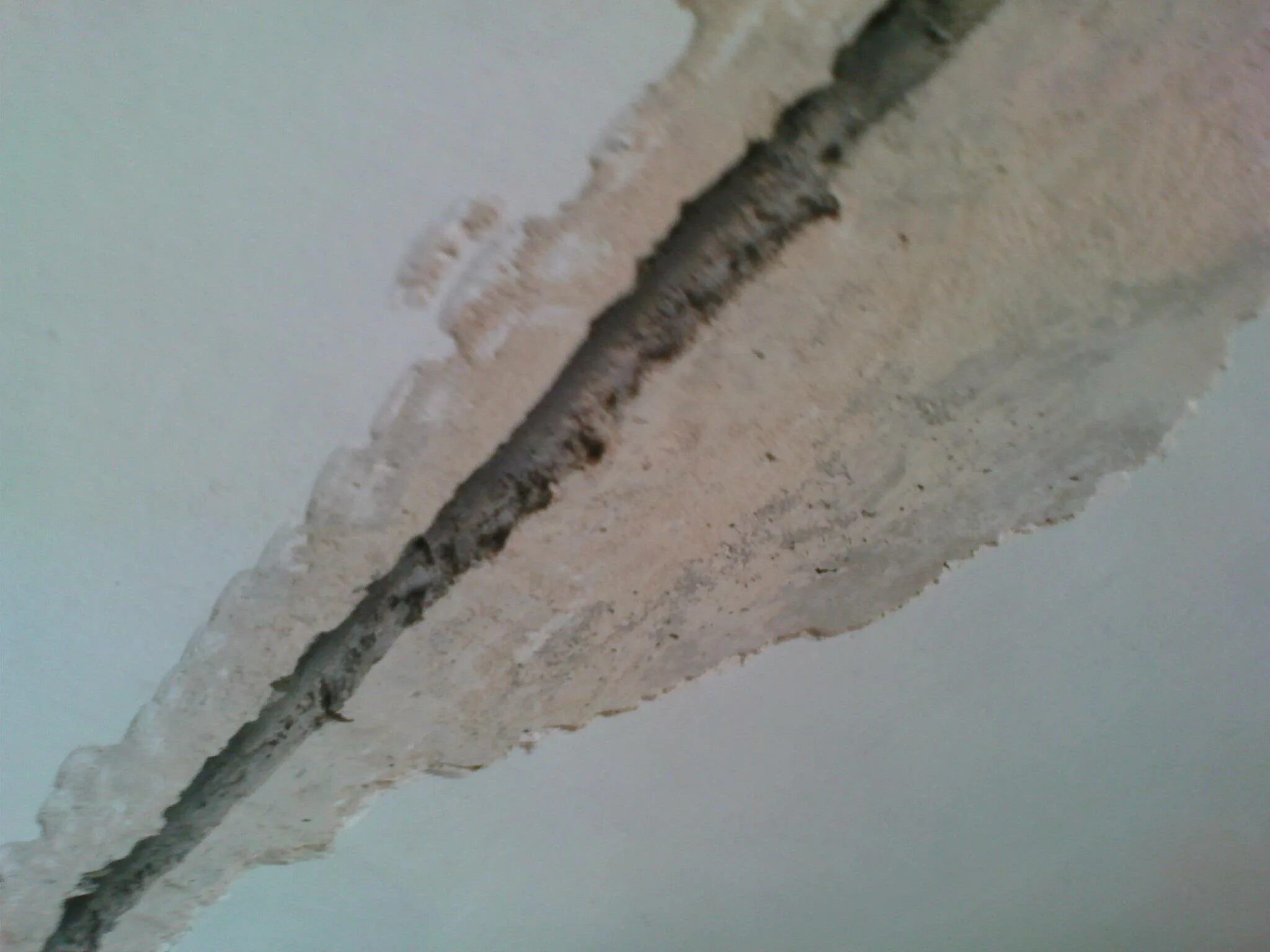 Как заделать трещину на потолке. Трещины в швах между плитами. Трещины между плитами перекрытия. Трещины в швах между плитами перекрытия. Трещина в потолке между плитами.