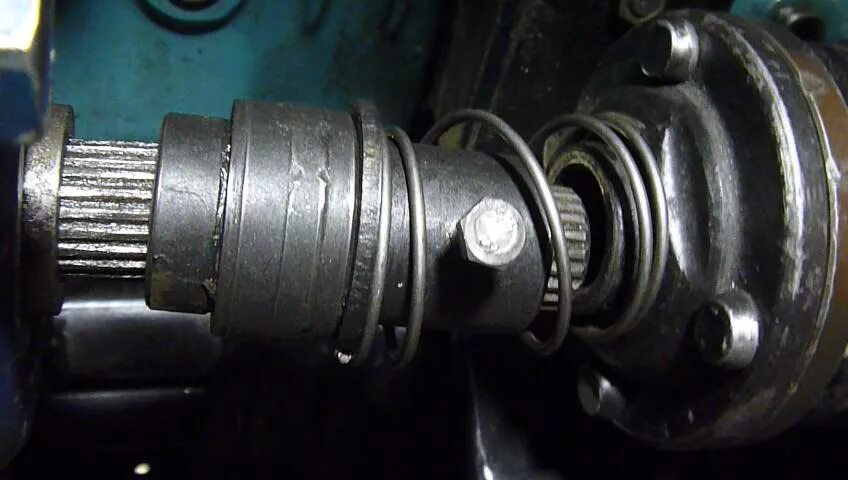 Муфта на кардан мтз 82 переднего моста. Вал карданный мтз 82. Муфта кардана мтз. Муфта кардана gda 110. Переходная муфта кардана мтз 82.