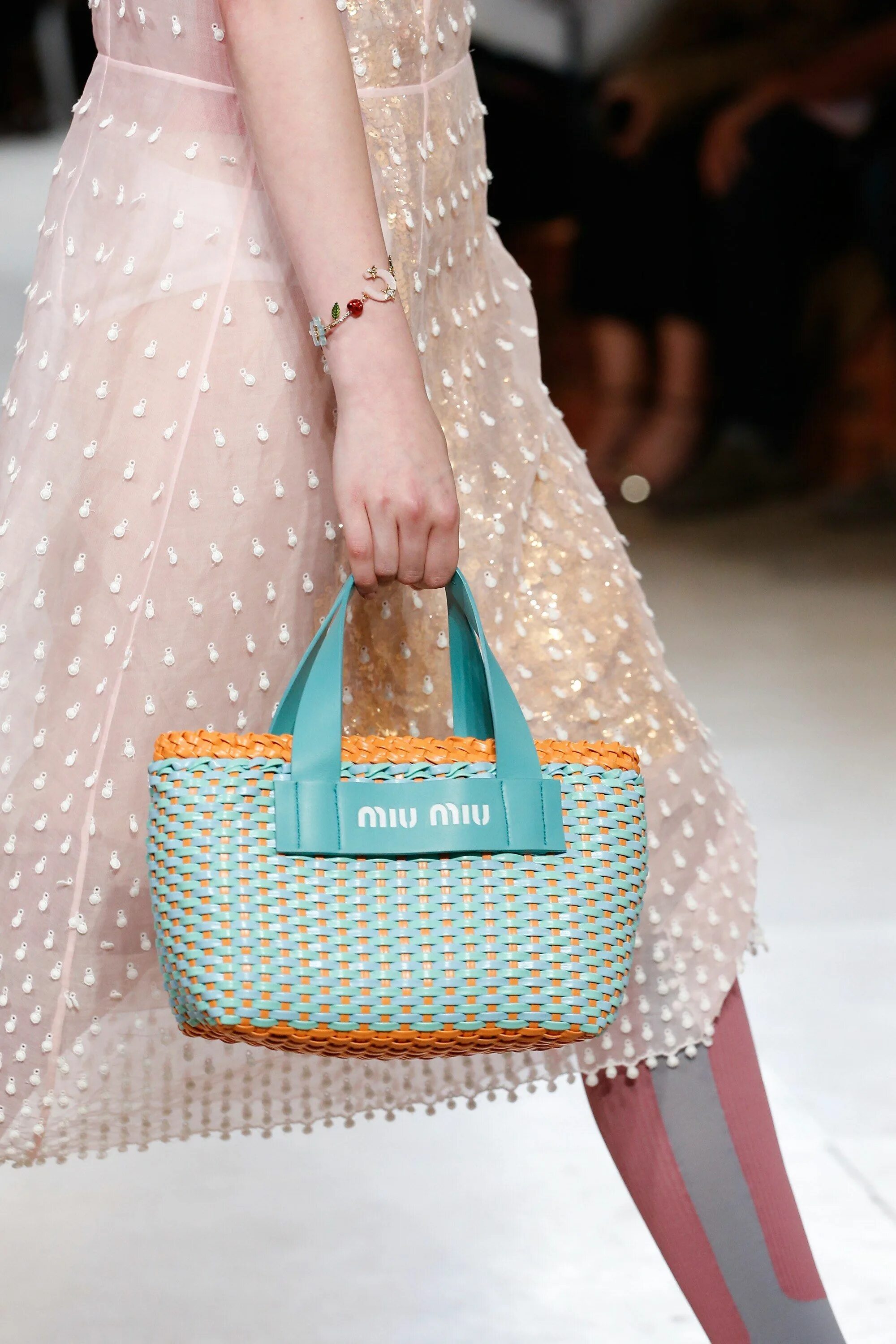 Сумки Miu Miu 2021. Miu Miu сумки 2022. Сумка Миу Миу плетеная. Сумка Miu Miu 2023. Show bags