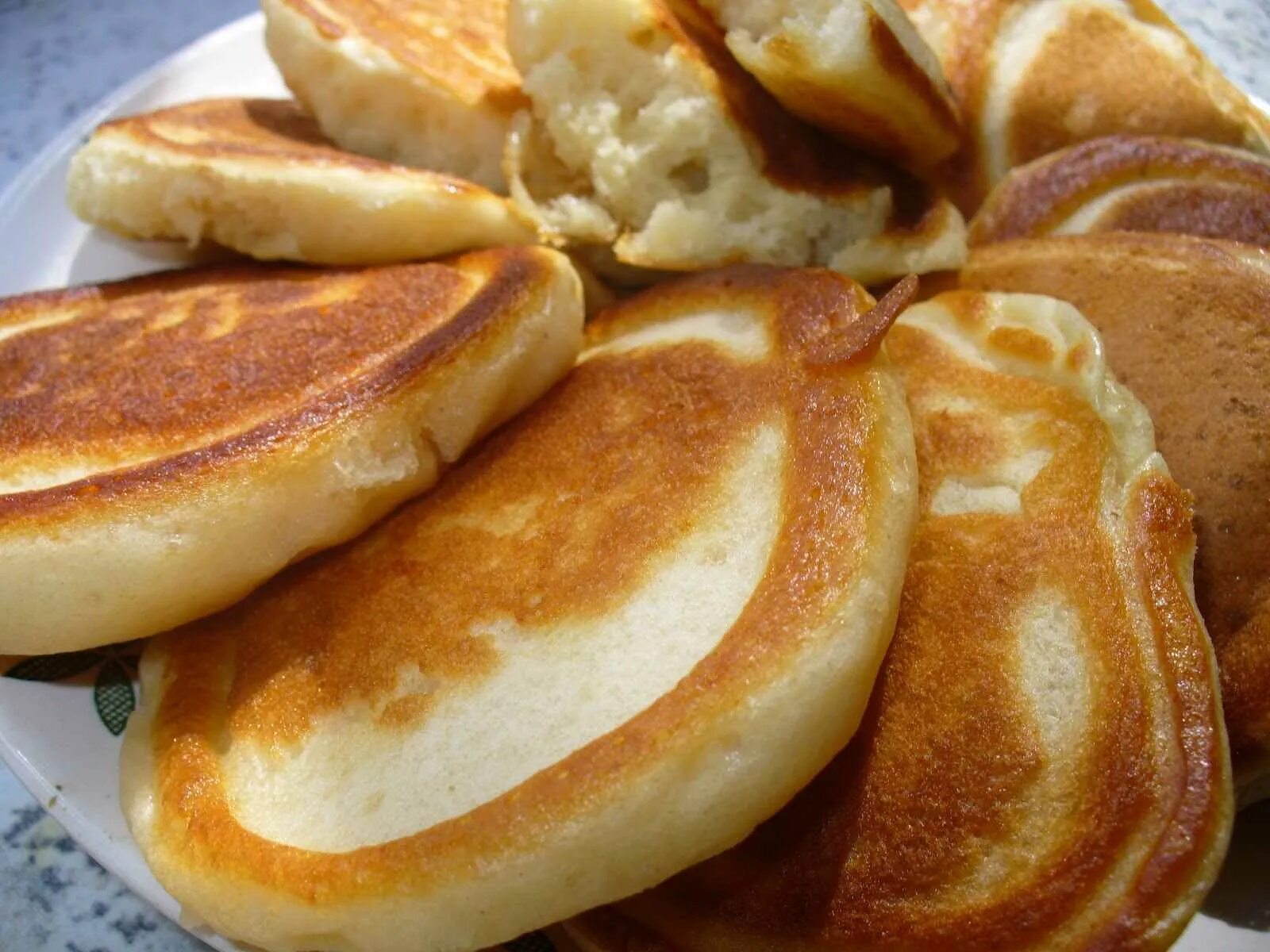 Рецепт оладьев на ряженке пышные. Оладьи с творогом. вкусные пышные оладьи. оладьи на кефире с творогом пышные. оладушки на простокваше.