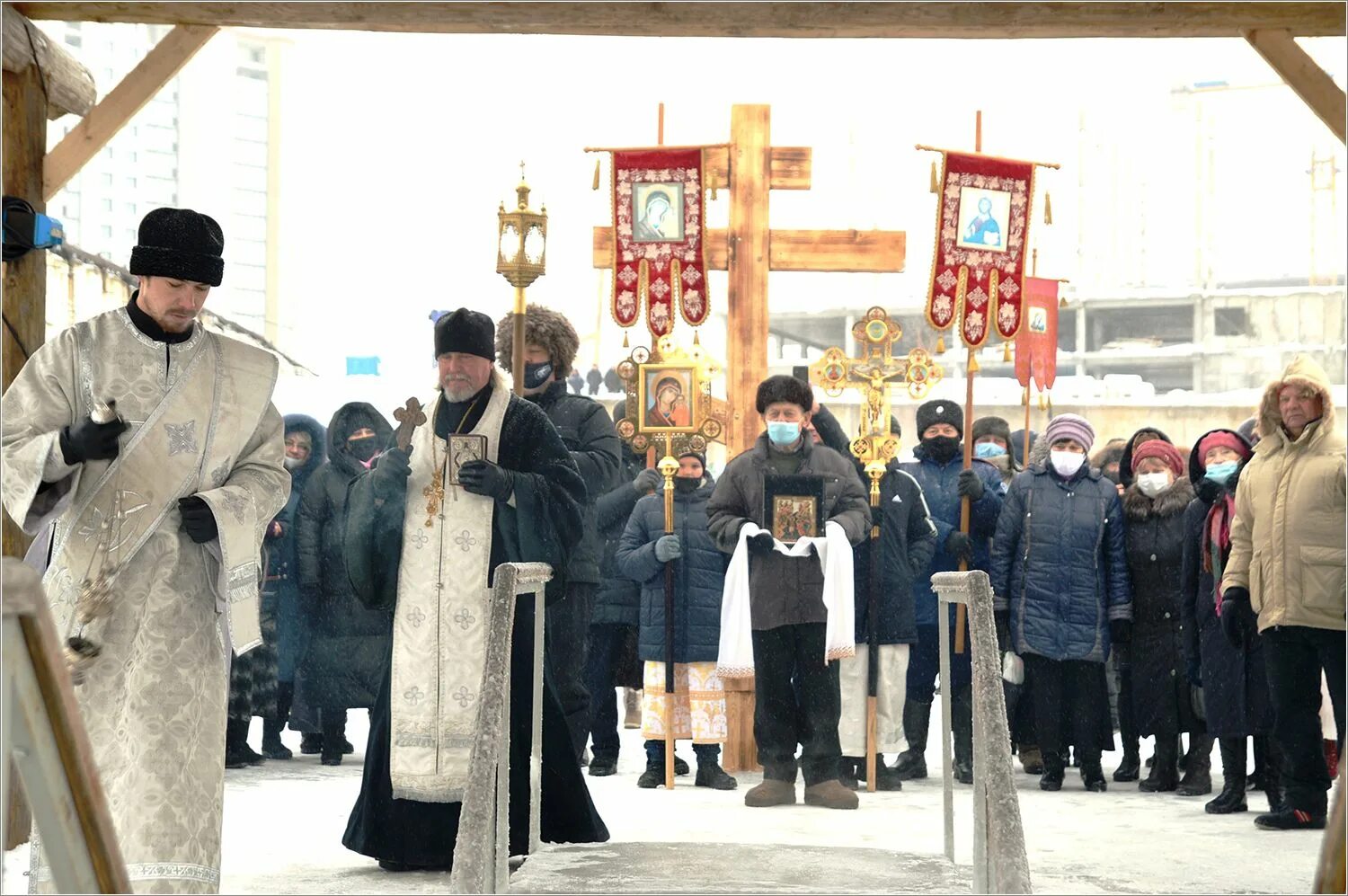 Благословляем народ. Крестный ход на крещение. Нижневартовск храм Рождества крестный ход крещение.