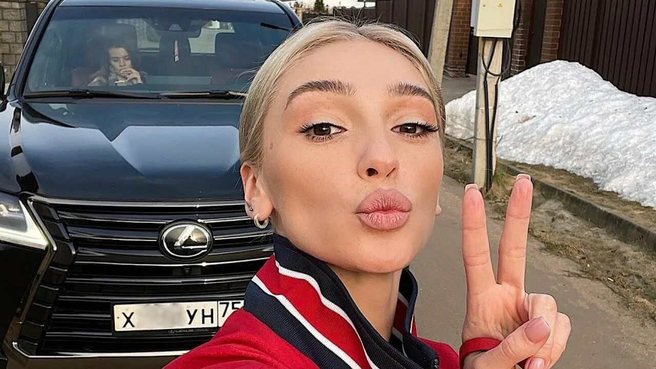 Ивлеева вечеринка 21 декабря полное видео. Настя ивлеева. машина насти ивлевой. настя ивлеева с кольцом на пальце. машина у константина ивлеева.