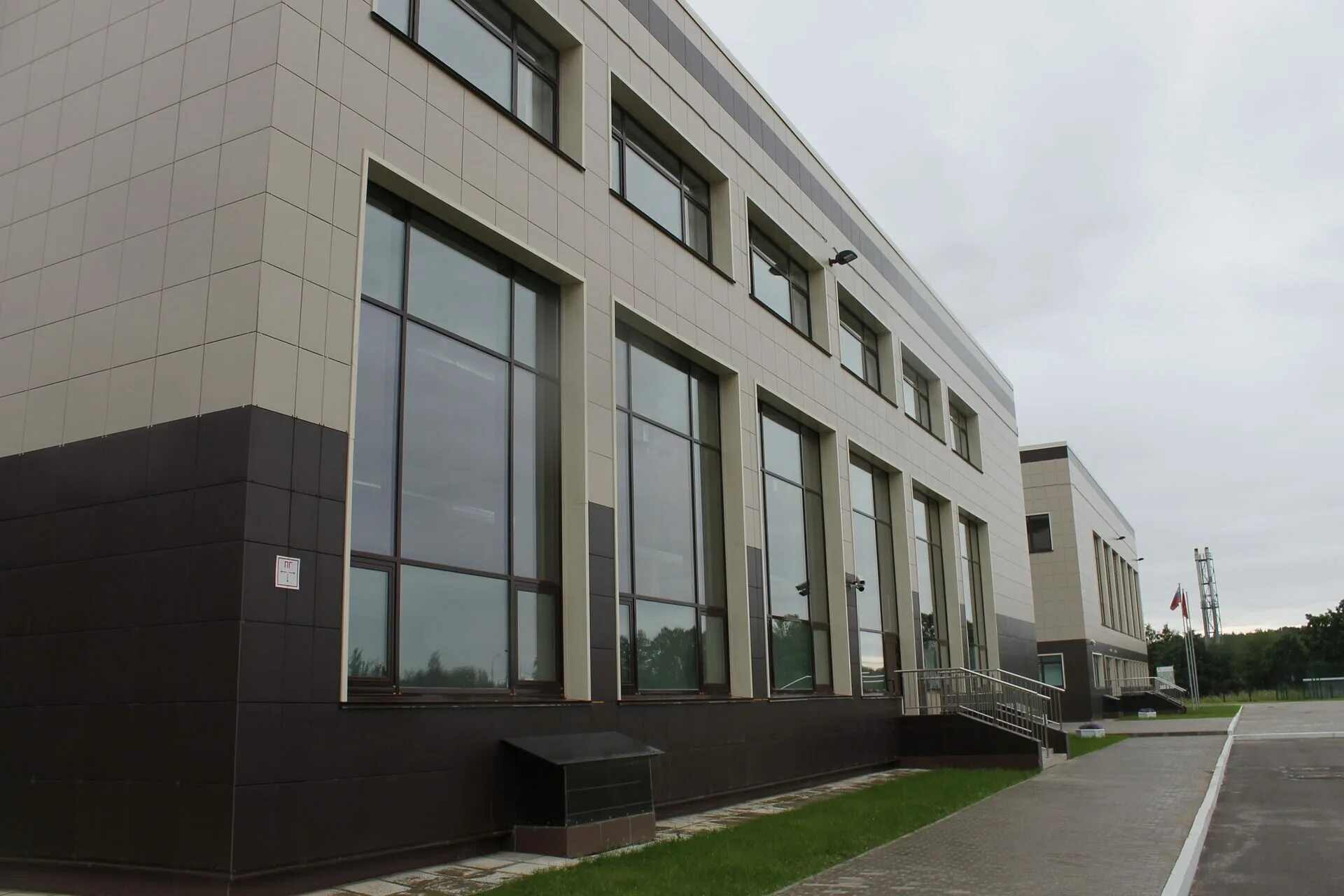 фасад из белого керамогранита. обшивка здания керамогранитом. фото фасада керамогранита. вентфасад из керамогранита 1200х600. отделка керамогранитом.