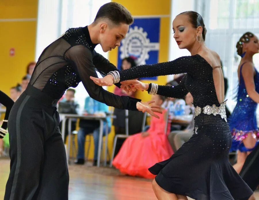 латиноамериканские танцы 20 век. латина молодежь. латина танец. самба латиноамериканские танцы. латина (город).