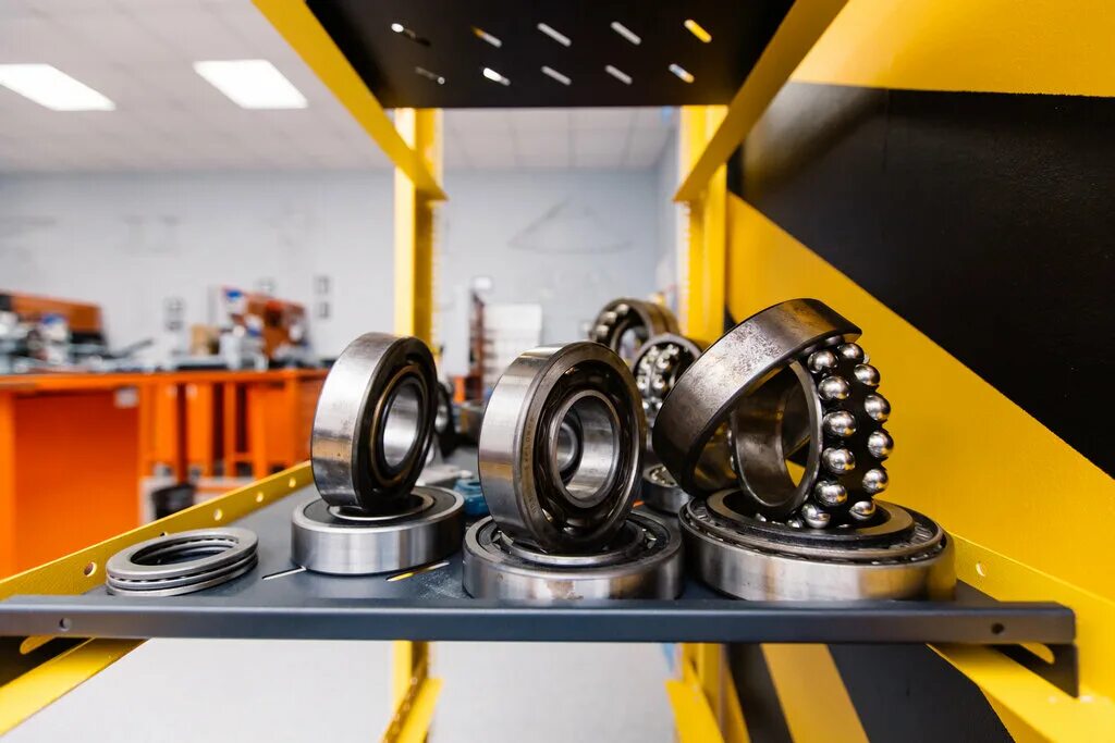 человек в автосервисе. слесарь по ремонту автомобилей. слесарь мср на заводе. автомеханик. механик санкт петербург вакансии.